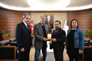 Sarıçam Belediye Başkanı Bilal Uludağ’a AGSYD’den plaket