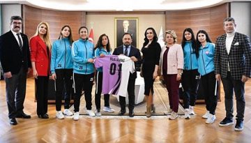 Başkan Uludağ kadın futbol takımını kabul etti