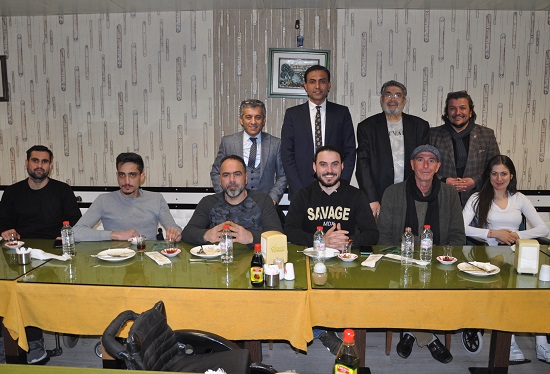 Başarılı Basketbolculara Yüreğir’den yemek