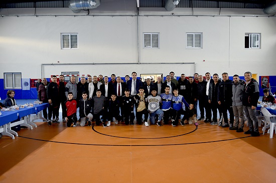 Başkan Akay’dan geleceğin yıldız futbolcularına moral yemeği