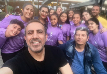 Haluk Levent, futbolcu kızlarla bir araya geldi