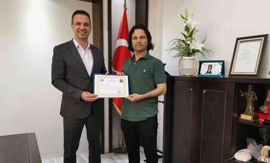 Kozan Kaymakamı Günçam, Gültekin’i ödüllendirdi