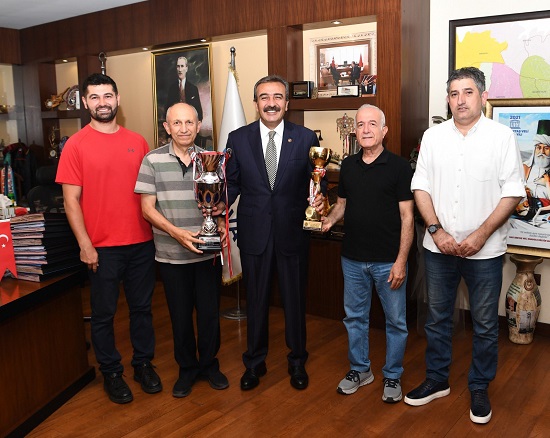Çifte kupalı şampiyon Soner Çetin’i ziyaret etti
