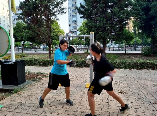 Genç sporcu Ada Çetinel parkta Avrupa Şampiyonasına hazırlanıyor