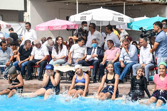 Başkan Zeydan Karalar, yüzme öğrenen çocuklar ve velilerle bir araya geldi