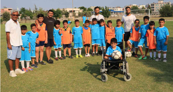 İki bacağı kesilip tekerlekli sandalyeye mahkum kalan Muhammed’in futbol aşkı