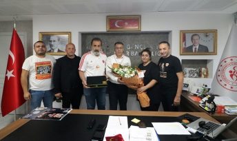 Muzaffer Çintimar’a Adana sporuna hizmetlerinden dolayı teşekkür