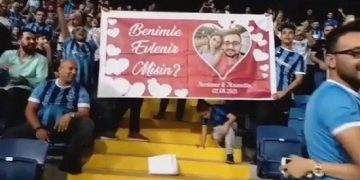 Tribünde evlenme teklifi