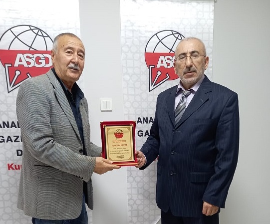 AGSYD Adana Şube Başkanı Boz’dan Söyler’e plaket