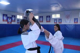 İkiz kız kardeşler Avrupa’yı salladı