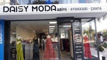 Daisy Moda giyimde iddialı
