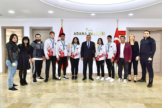 Adanalı sporcular Vali Dr. Süleyman Elban’ı ziyaret etti