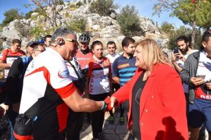 Bisikletçiler tarihe sürdü