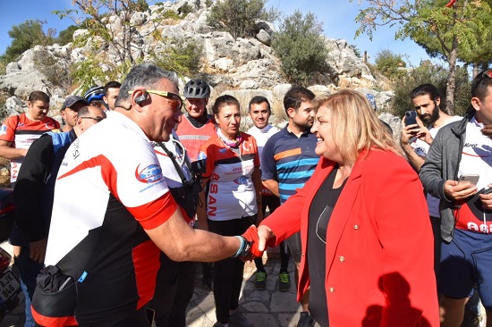 Bisikletçiler tarihe sürdü