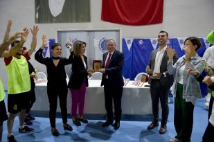 Başkan Akay  İşitme Engellilerin Heyecanına Ortak Oldu