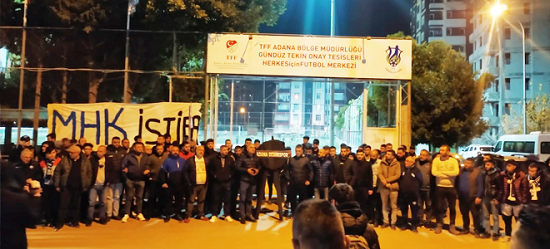 Taraftardan siyah çelenk