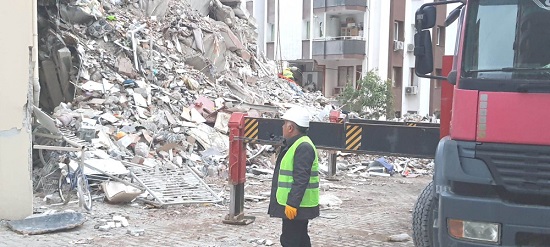 Ramazan Çimen Depremzedelerin Yanında