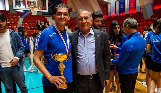 Başkan Akay:Voleybol branşından desteğimizi esirgemiyoruz