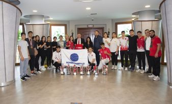 Şampiyon Kick Boksçulardan Başkan Akay’a Kupalı Teşekkür