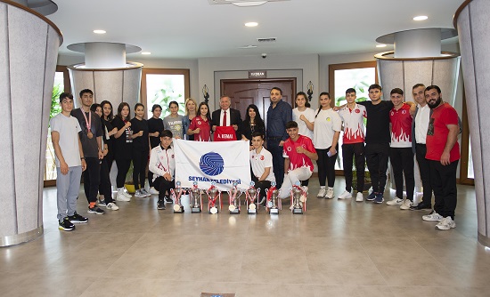 Şampiyon Kick Boksçulardan Başkan Akay’a Kupalı Teşekkür