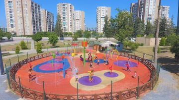 Yüreğir’de Çocuklar Su Oyun Parklarında Serinliyor