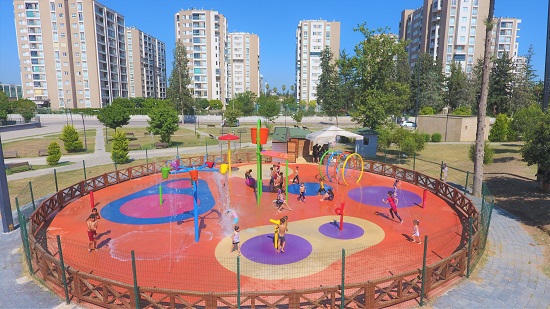 Yüreğir’de Çocuklar Su Oyun Parklarında Serinliyor