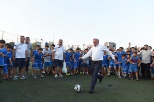 Futbol Okulları’nda Başkan  Akay’a Sevgi Seli