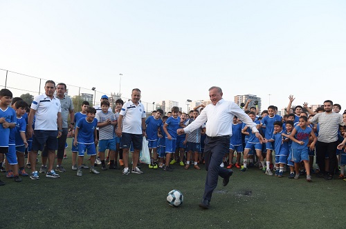 Futbol Okulları’nda Başkan  Akay’a Sevgi Seli