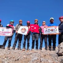 Zirve tutkunu dağcılar yine zoru başardı