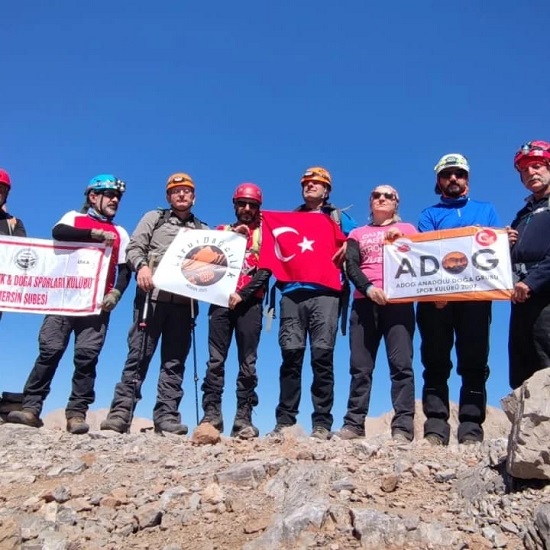 Zirve tutkunu dağcılar yine zoru başardı