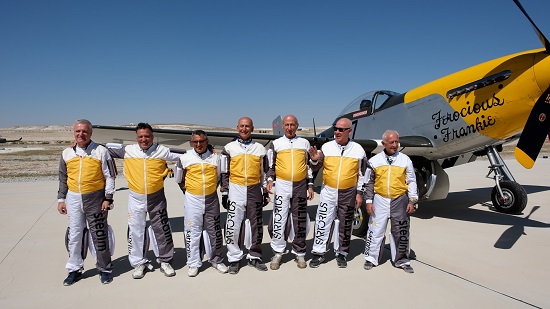 İhtiyar delikanlılar, paraşüt takımı sancağını gençlere devretti