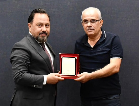 En “İyi Haber” ödülümüzü Sarıçam Belediye Başkanı Bilal Uludağ’ın elinden aldık