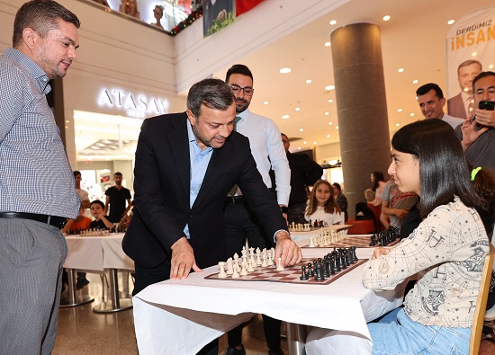 Yüreğir’de Simultane Satranç Gösterisi