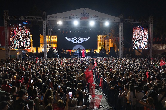 Adana sel oldu aktı, 100 bin Adanalı, 100. Kuruluş Yılı’nda Cumhuriyet’e sahip çıktı