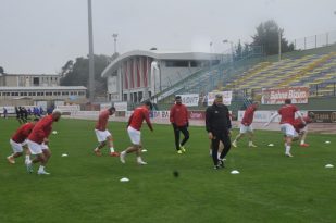 Adana 1954 FK, liderliğini devam ettiriyor.