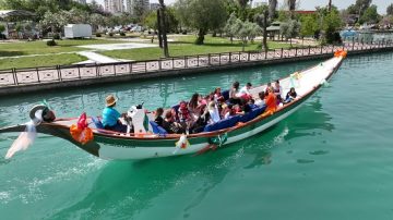 Minikler 23 Nisan’da gondolla gezdi