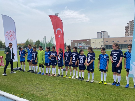 Yıldırım Bayazıt Ortaokulu Küçük Kızlar Futbol Takımı Kayseri Şampiyonu