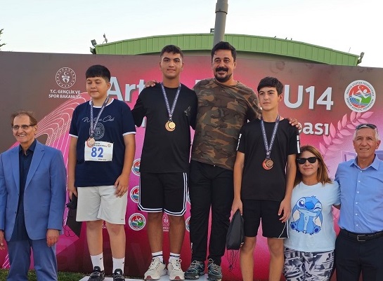 İl Müdürü Loğoğlu’ndan Madalya Yağmuru İle Dönen Sporculara Tebrik