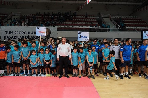 Adana Büyükşehir Belediyesi eğitimde ve sporda çocukların, gençlerin yanında