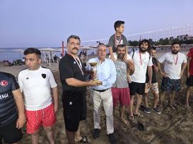 Yumurtalık’taki plaj voleybolu turnuvasında kıyasıya yarış gerçekleşti