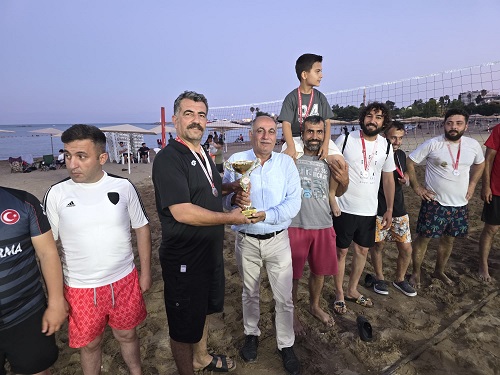 Yumurtalık’taki plaj voleybolu turnuvasında kıyasıya yarış gerçekleşti