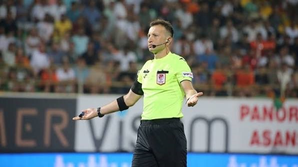 Taraftarlar, Kötü Maç Yöneten orta hakem Muhammed Taha Onat’ı eleştirdi.