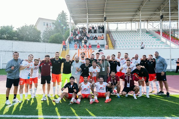 Adana 01 Futbol Kulübü 4 de 4 Yaptı